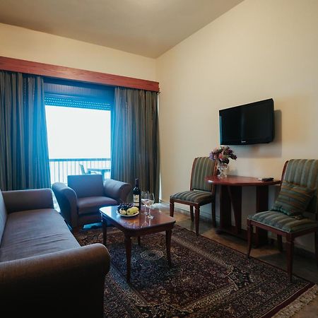 ג'ונייה Holiday Suites Hotel & Beach Resort מראה חיצוני תמונה