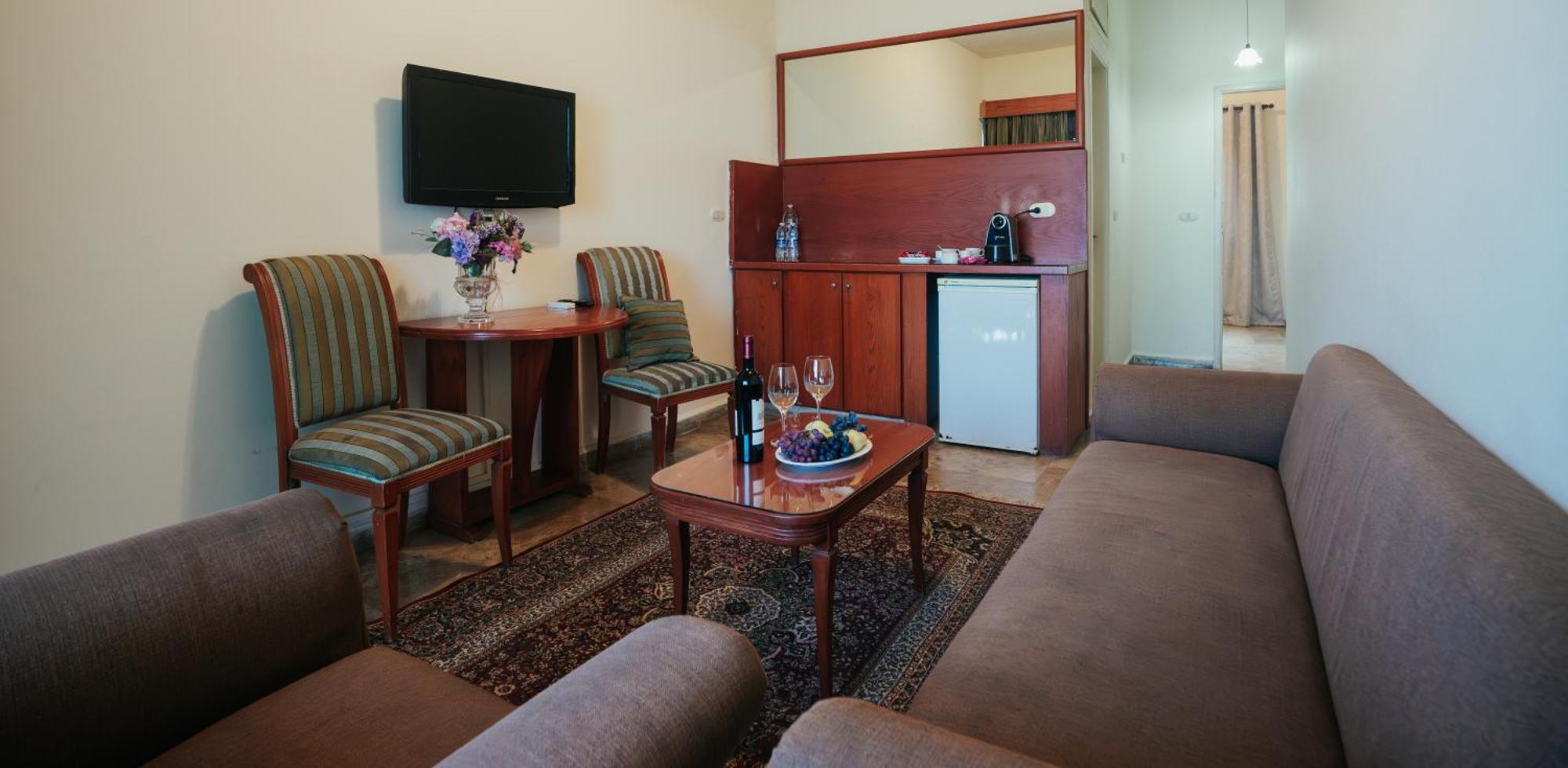 ג'ונייה Holiday Suites Hotel & Beach Resort מראה חיצוני תמונה