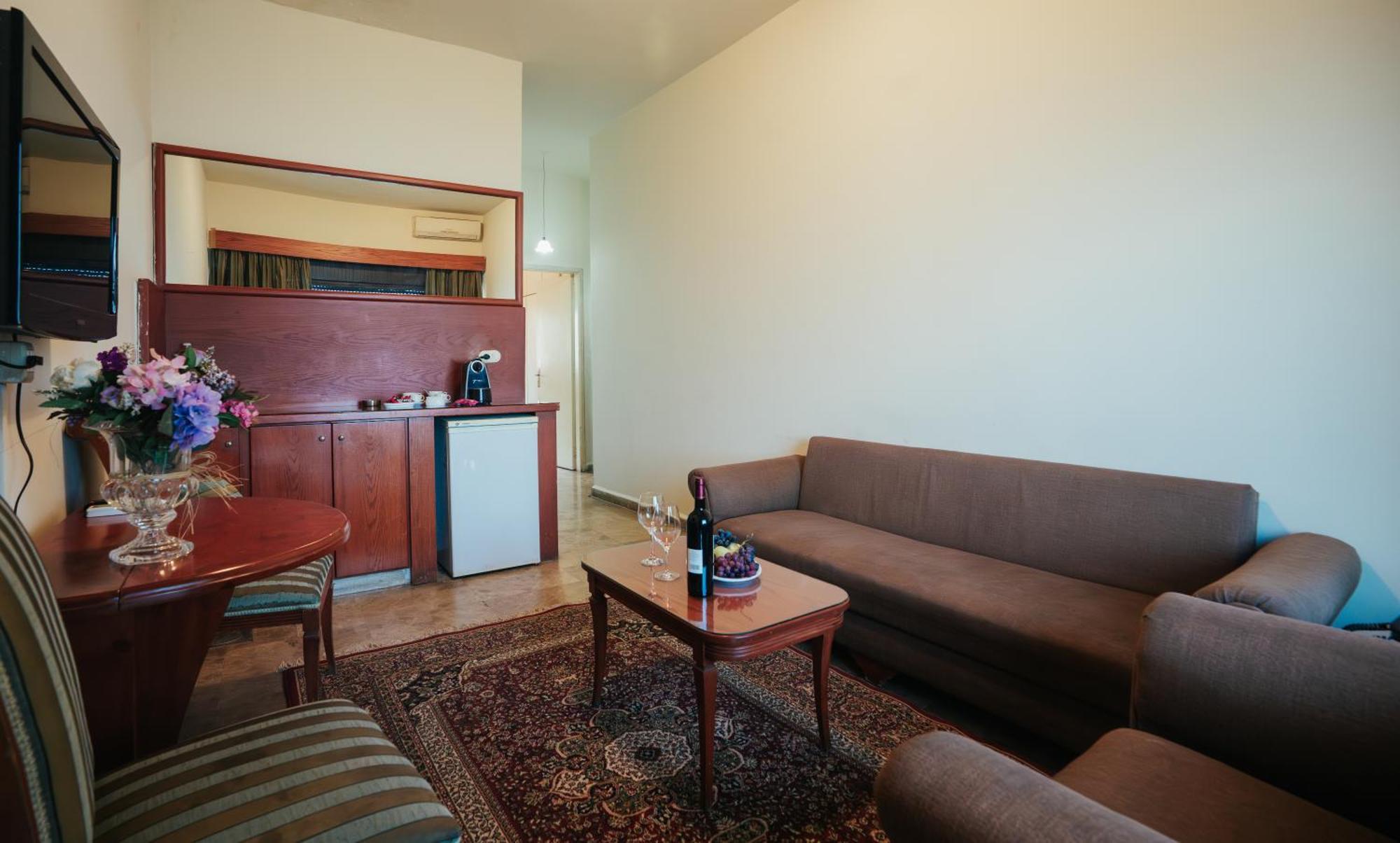 ג'ונייה Holiday Suites Hotel & Beach Resort מראה חיצוני תמונה