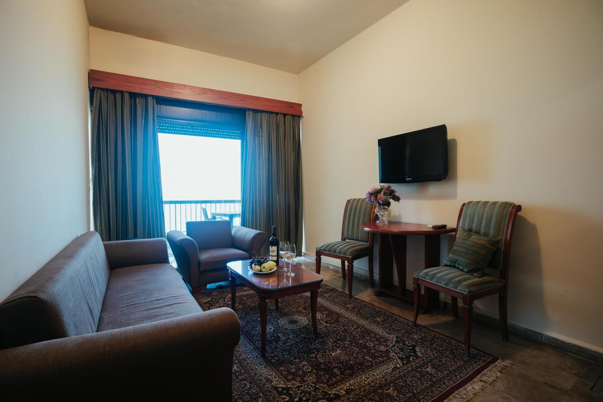 ג'ונייה Holiday Suites Hotel & Beach Resort מראה חיצוני תמונה