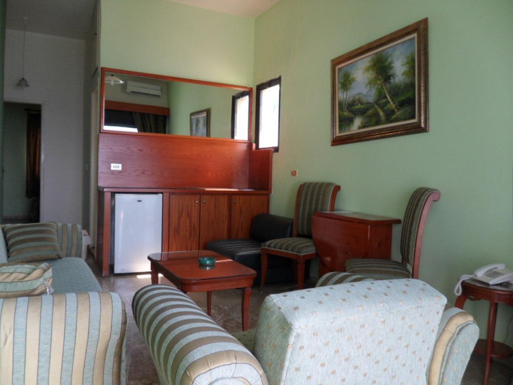 ג'ונייה Holiday Suites Hotel & Beach Resort מראה חיצוני תמונה