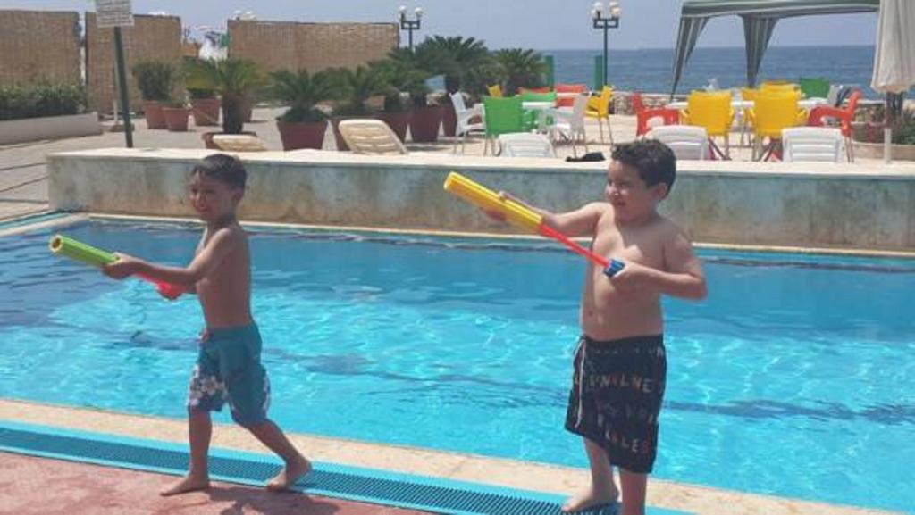 ג'ונייה Holiday Suites Hotel & Beach Resort מראה חיצוני תמונה