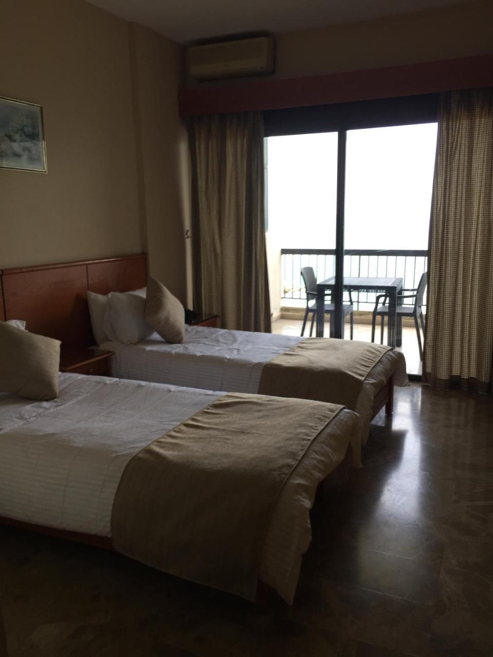ג'ונייה Holiday Suites Hotel & Beach Resort מראה חיצוני תמונה