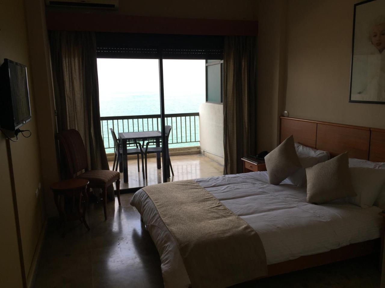 ג'ונייה Holiday Suites Hotel & Beach Resort מראה חיצוני תמונה