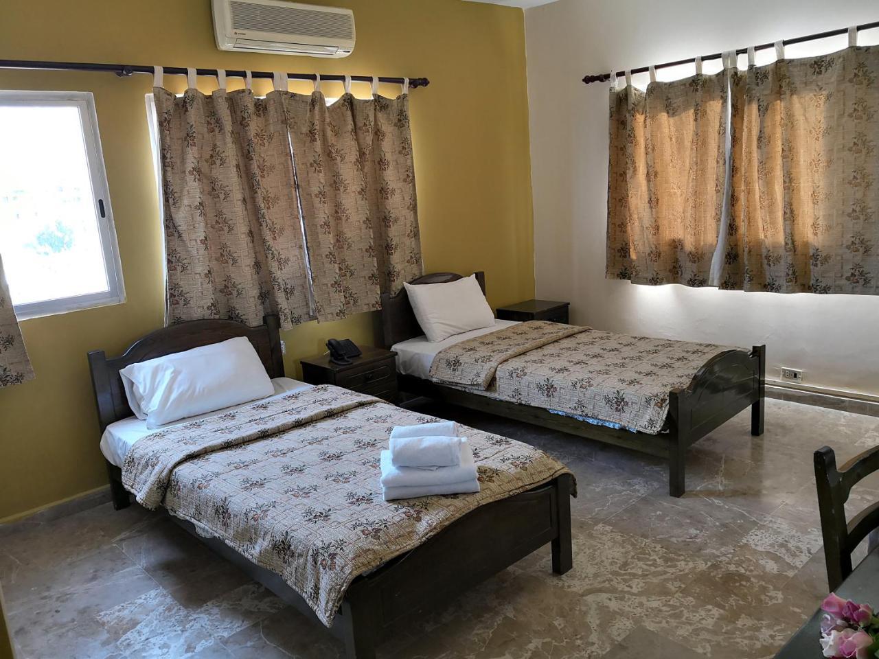 ג'ונייה Holiday Suites Hotel & Beach Resort מראה חיצוני תמונה