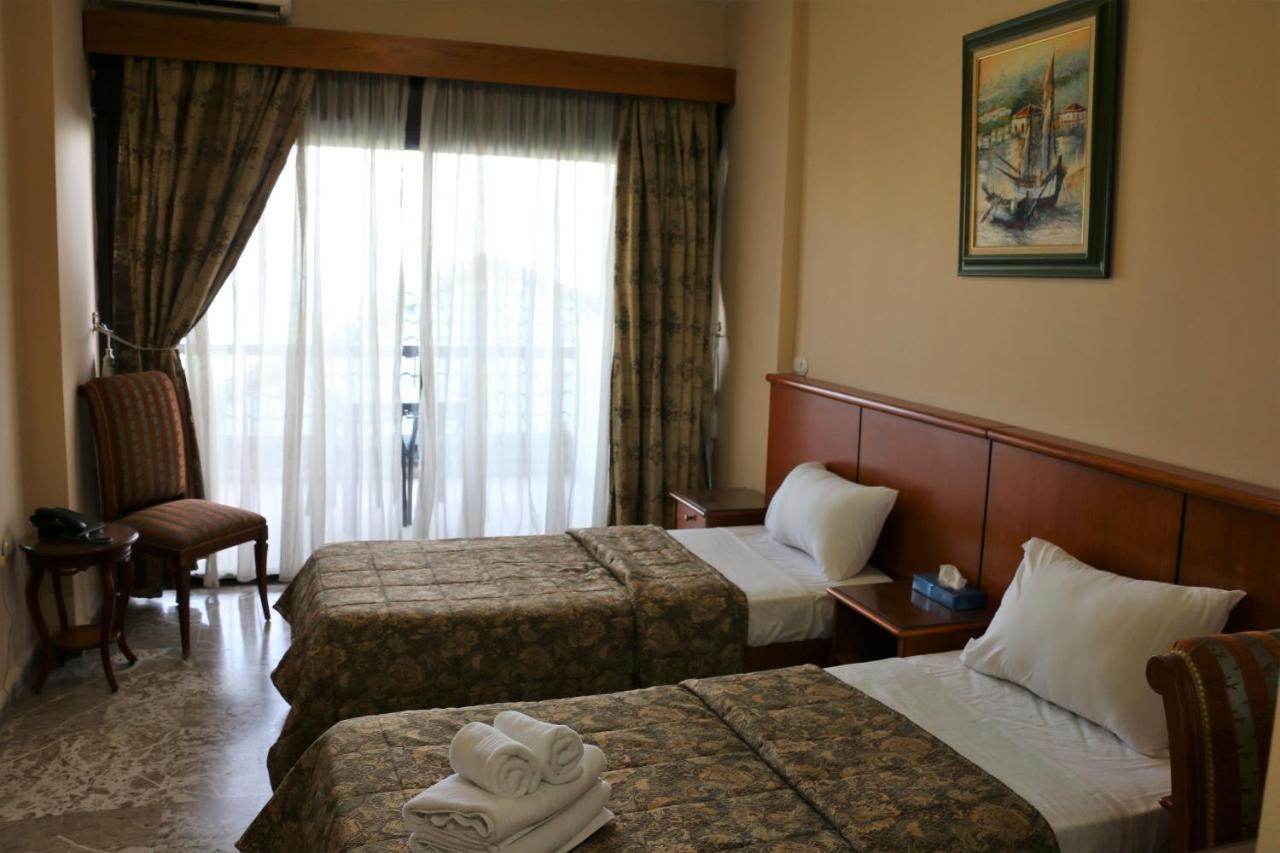 ג'ונייה Holiday Suites Hotel & Beach Resort מראה חיצוני תמונה