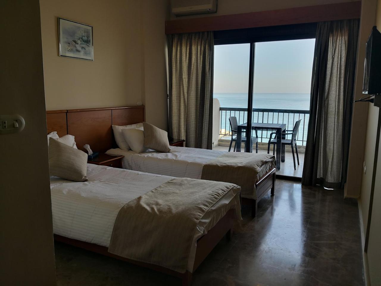 ג'ונייה Holiday Suites Hotel & Beach Resort מראה חיצוני תמונה