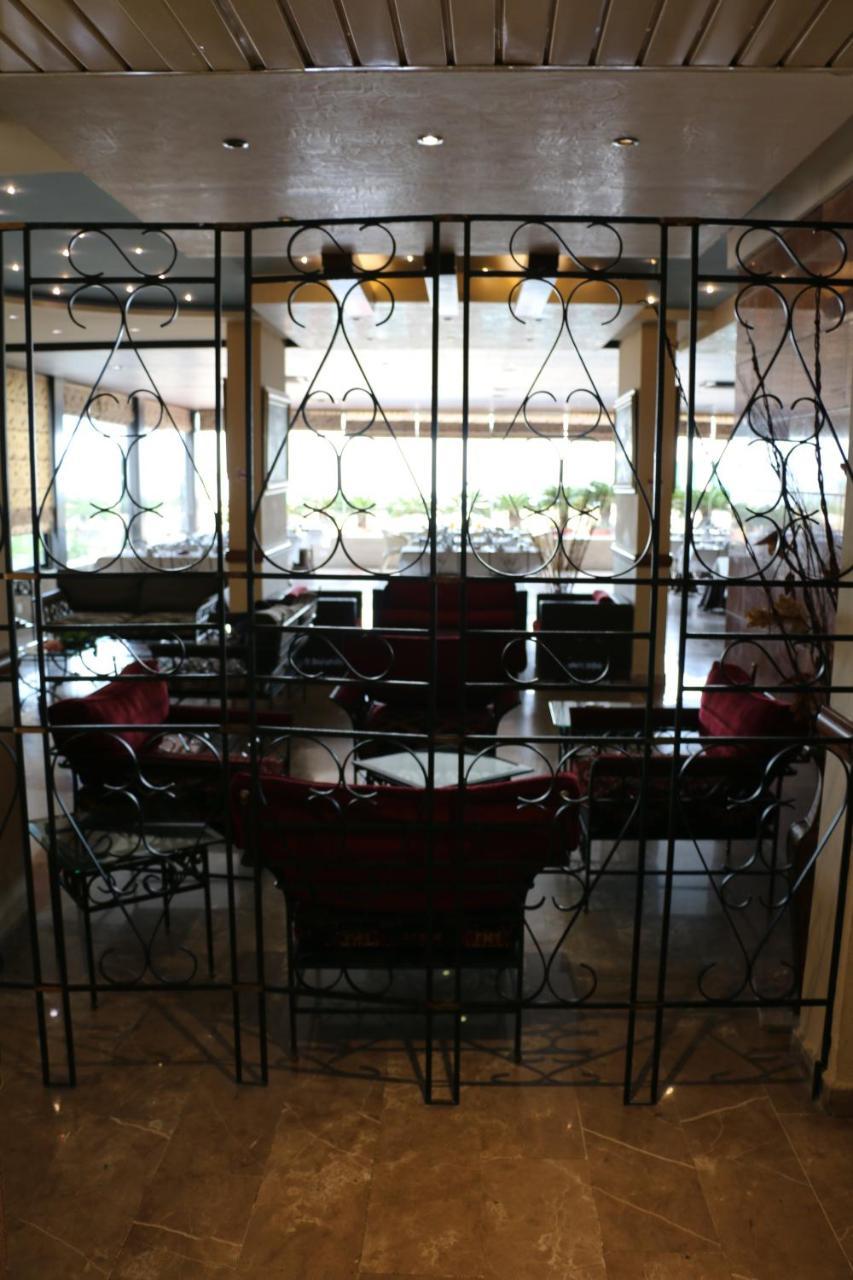 ג'ונייה Holiday Suites Hotel & Beach Resort מראה חיצוני תמונה