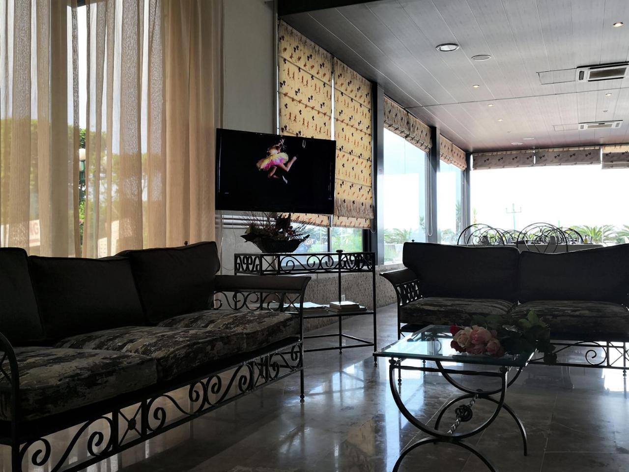 ג'ונייה Holiday Suites Hotel & Beach Resort מראה חיצוני תמונה