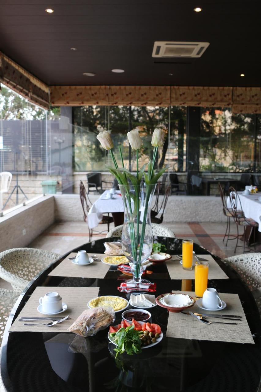 ג'ונייה Holiday Suites Hotel & Beach Resort מראה חיצוני תמונה