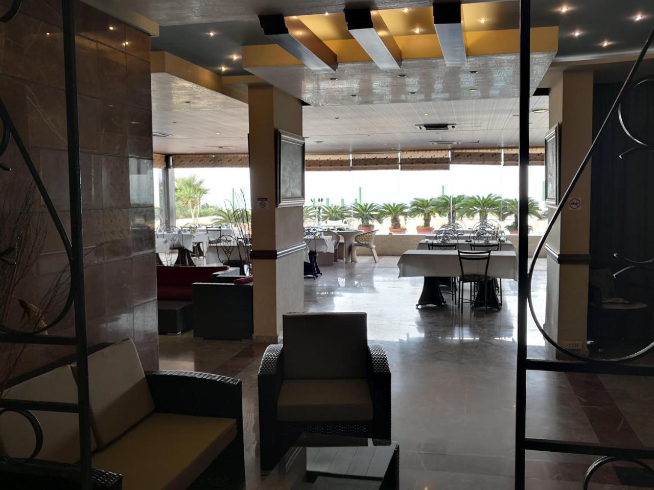 ג'ונייה Holiday Suites Hotel & Beach Resort מראה חיצוני תמונה