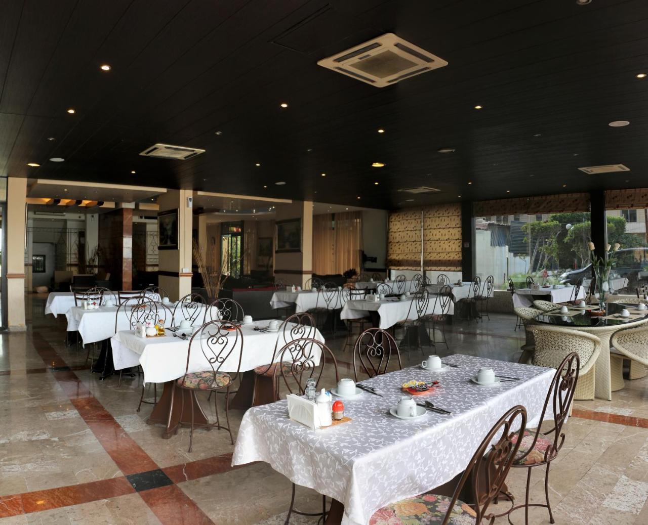 ג'ונייה Holiday Suites Hotel & Beach Resort מראה חיצוני תמונה
