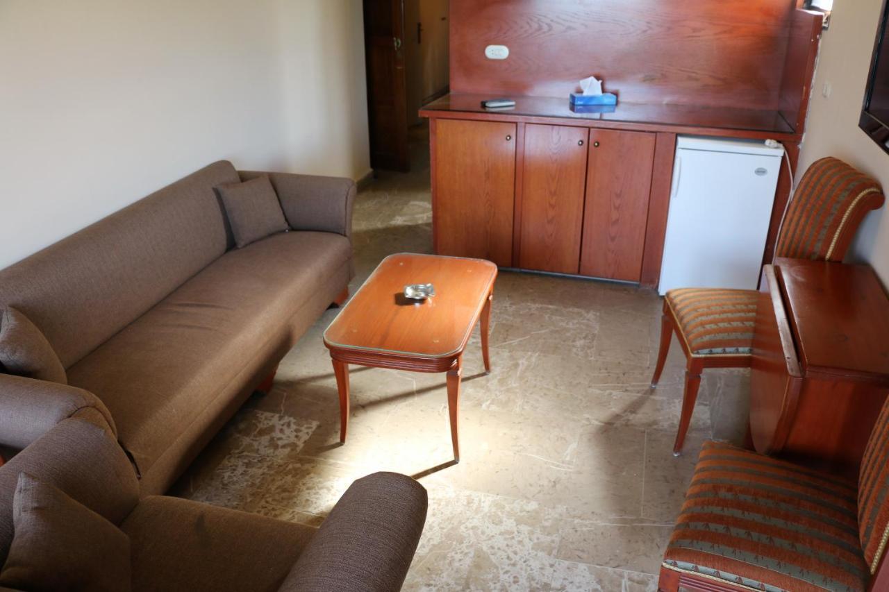 ג'ונייה Holiday Suites Hotel & Beach Resort מראה חיצוני תמונה