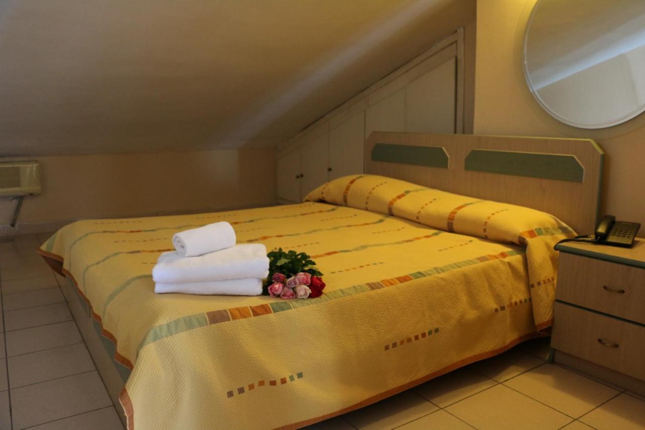 ג'ונייה Holiday Suites Hotel & Beach Resort מראה חיצוני תמונה