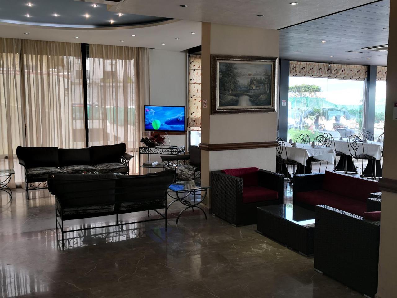 ג'ונייה Holiday Suites Hotel & Beach Resort מראה חיצוני תמונה
