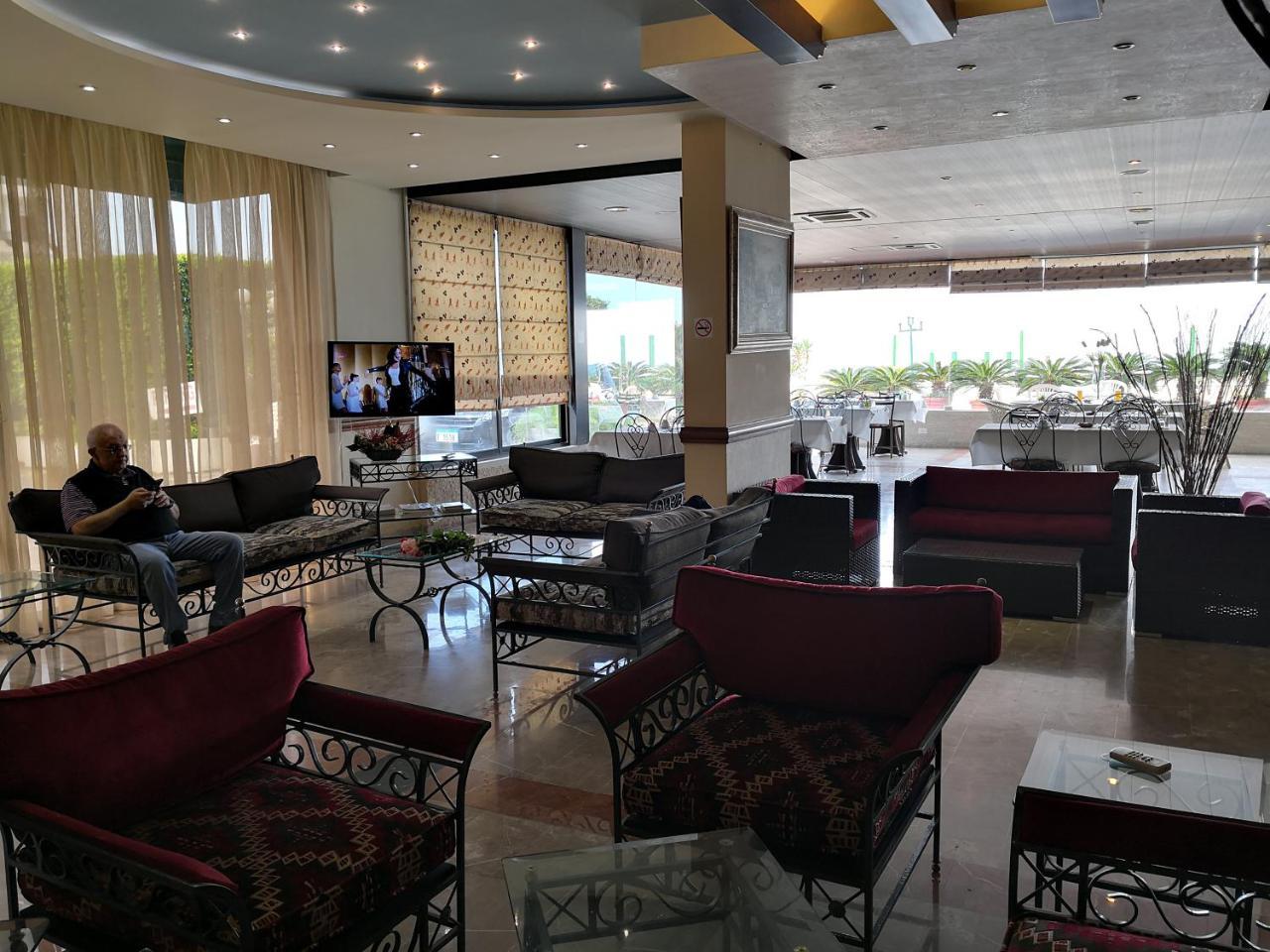 ג'ונייה Holiday Suites Hotel & Beach Resort מראה חיצוני תמונה