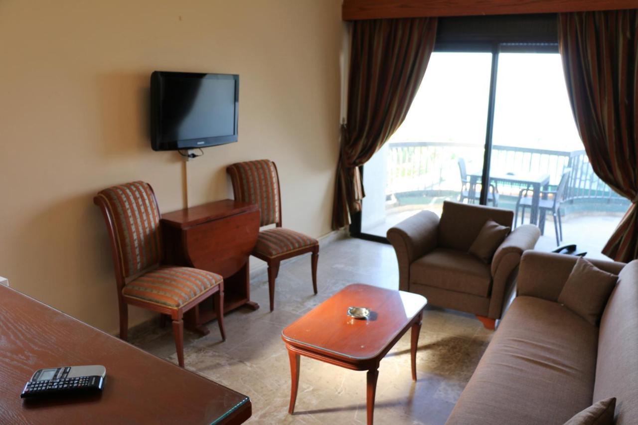 ג'ונייה Holiday Suites Hotel & Beach Resort מראה חיצוני תמונה